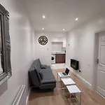Three Bedroom Modern Apartment By Luton Airport And Luton Station